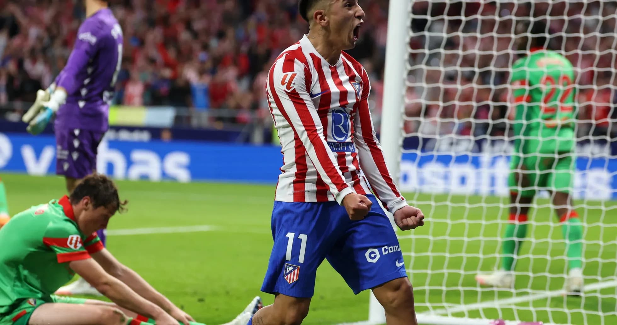 Jugador del Atlético celebra un gol en La Liga