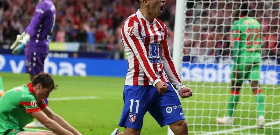 Jugador del Atlético celebra un gol en La Liga