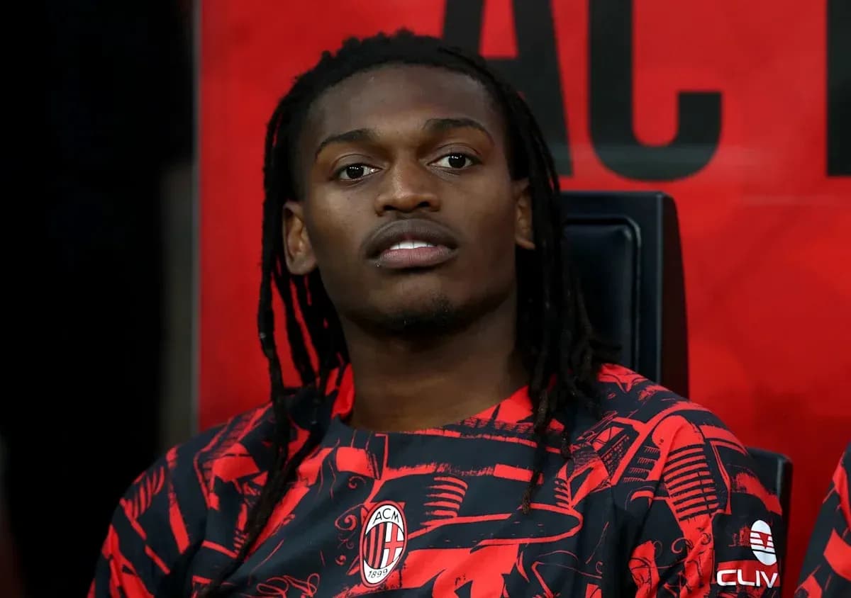 Jugador sentado en el banquillo con camiseta del AC Milan