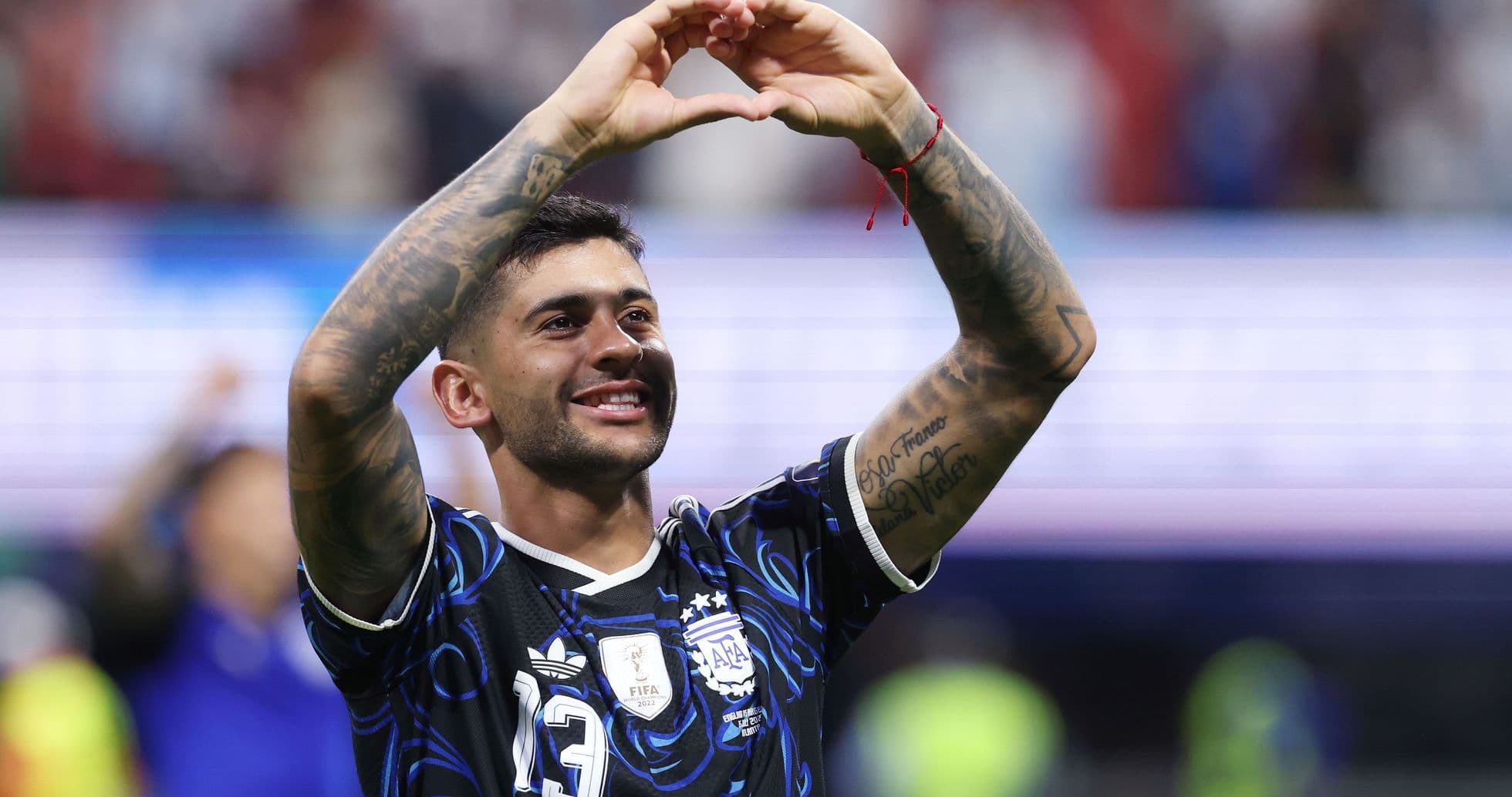 Jugador de Argentina haciendo un gesto de corazón