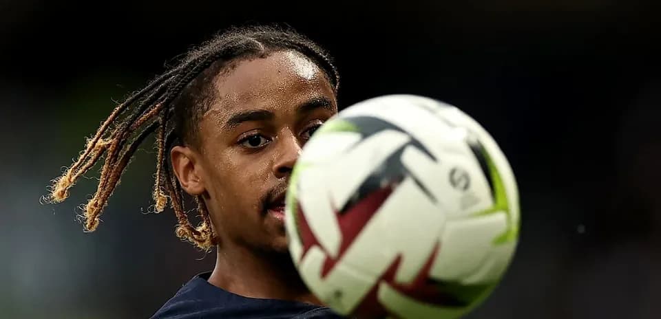 Jugador recibiendo el balón durante el calentamiento