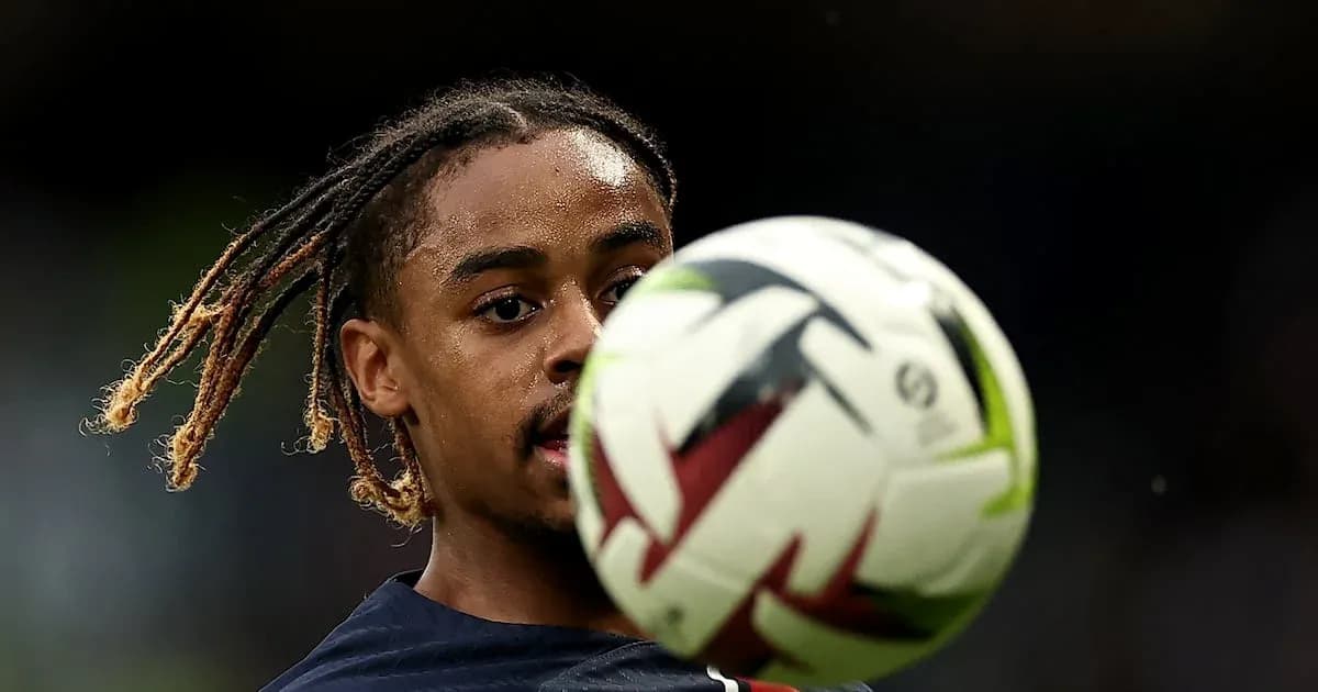 Jugador recibiendo el balón durante el calentamiento