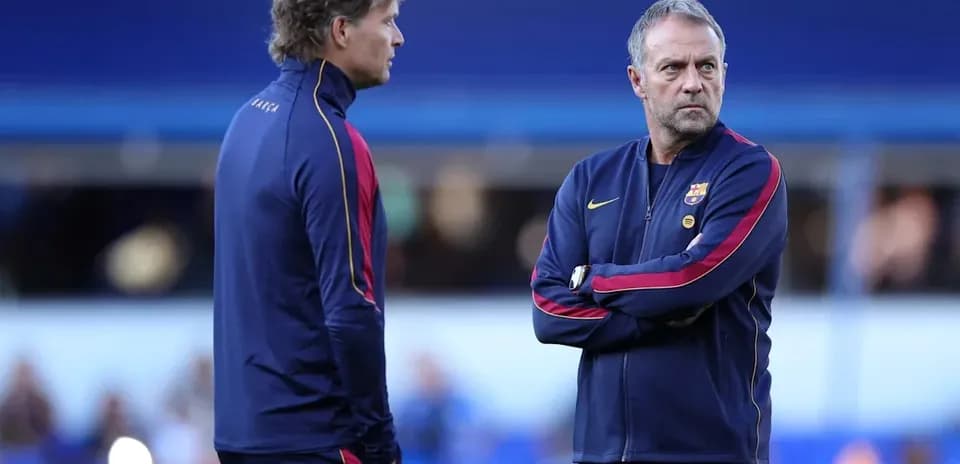 Entrenadores de FC Barcelona conversando en el campo