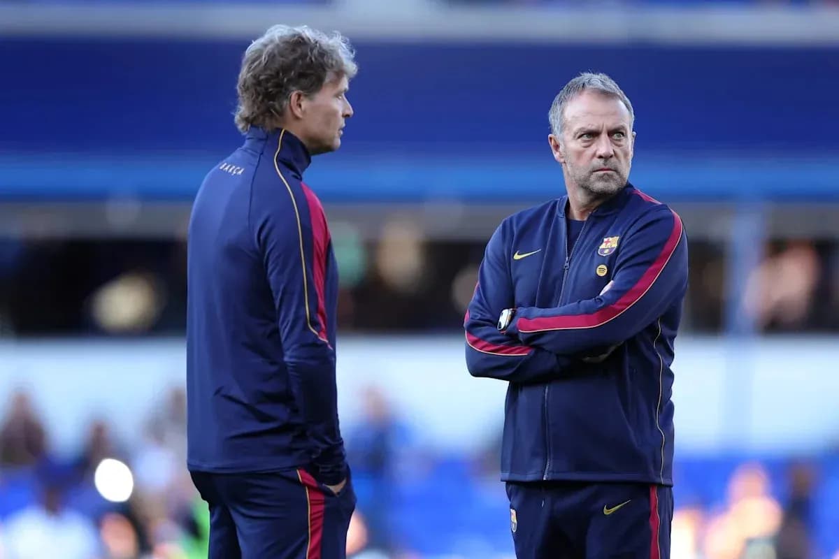 Entrenadores de FC Barcelona conversando en el campo