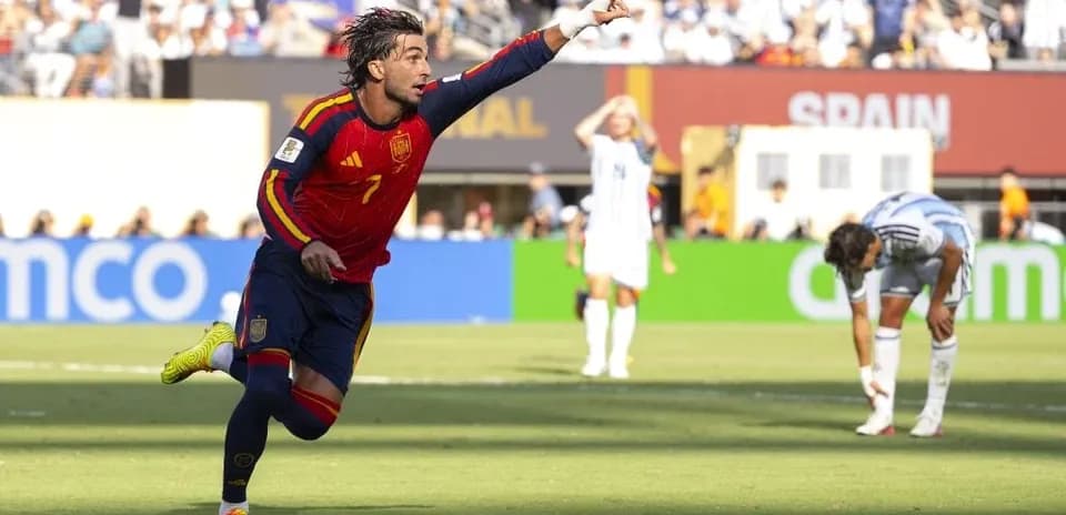 Jugador español celebrando un gol en el partido