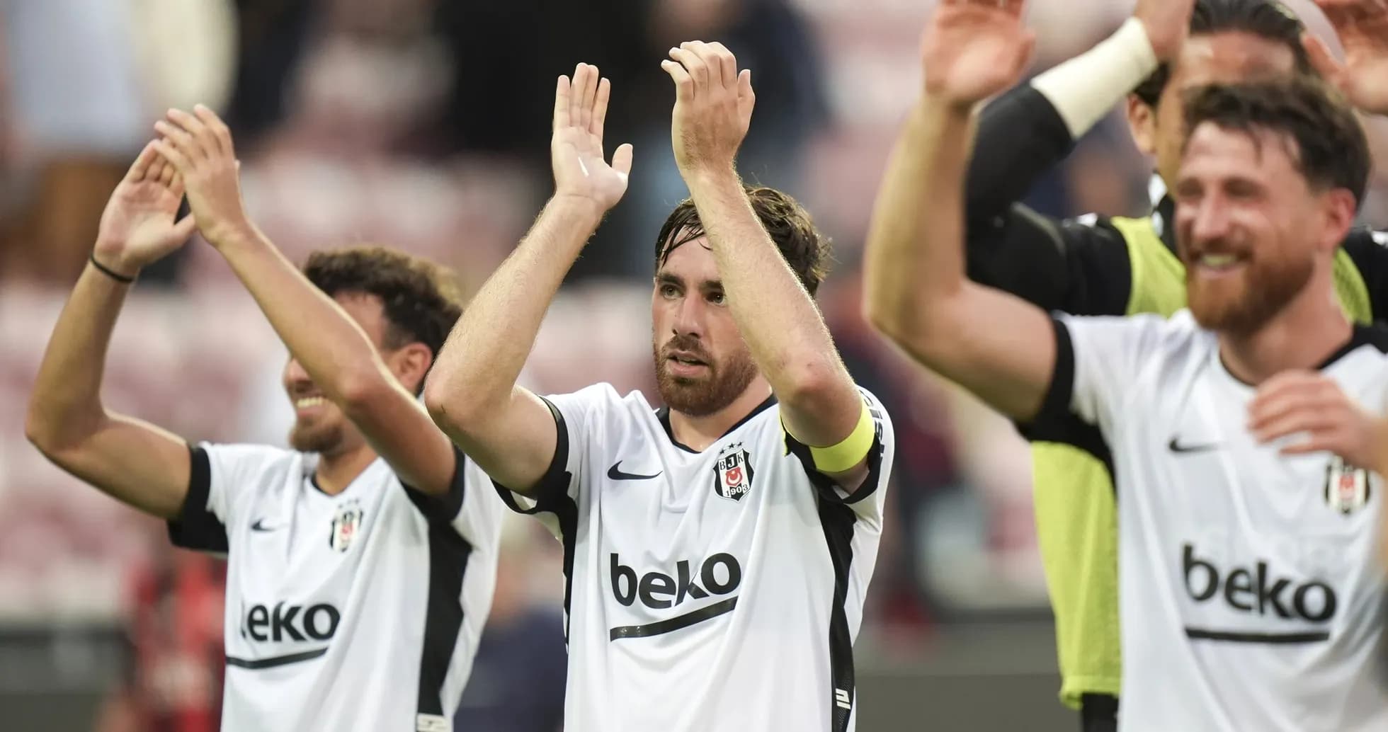 Jugadores de Beşiktaş celebrando con aficionados