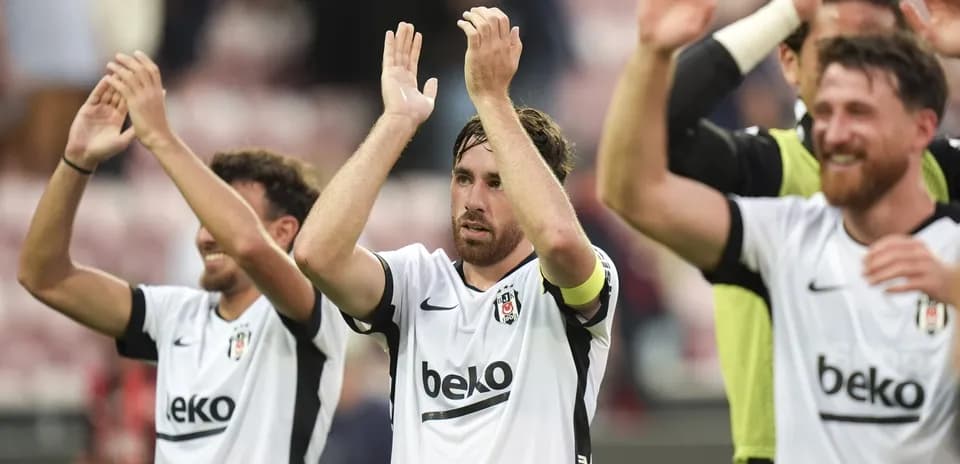 Jugadores de Beşiktaş celebrando con aficionados