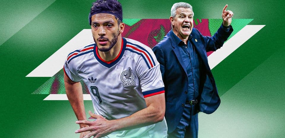 Jugador de México y entrenador en acción