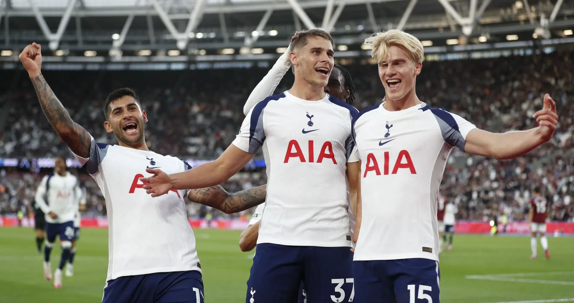 Jugadores del Tottenham celebrando un gol en el estadio