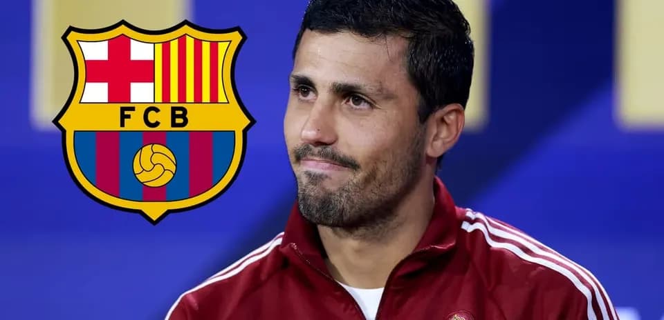 Jugador de fútbol en conferencia con logo del FC Barcelona