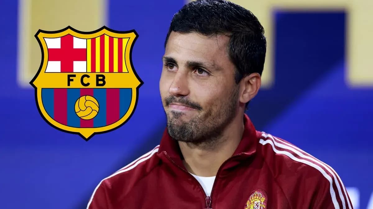 Jugador de fútbol en conferencia con logo del FC Barcelona