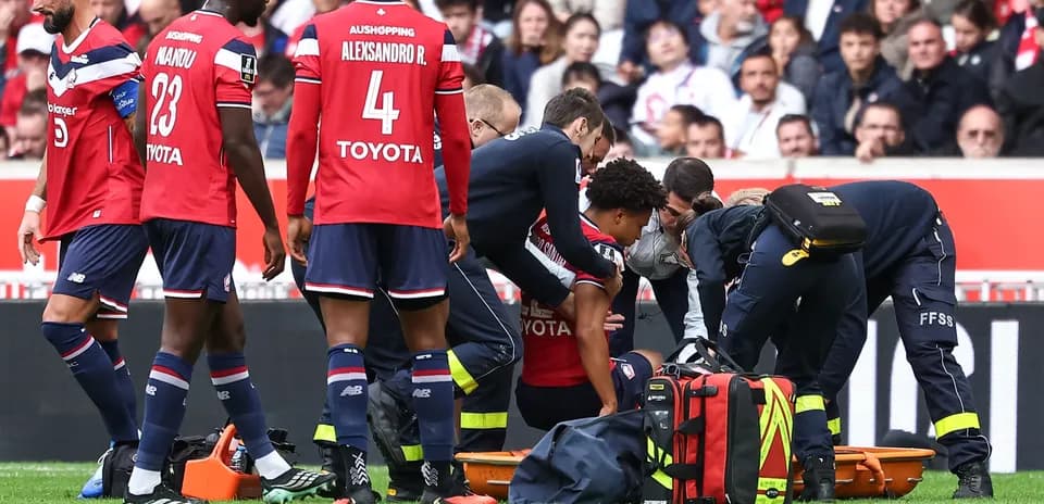 Jugadores de Lille asistiendo a compañero herido