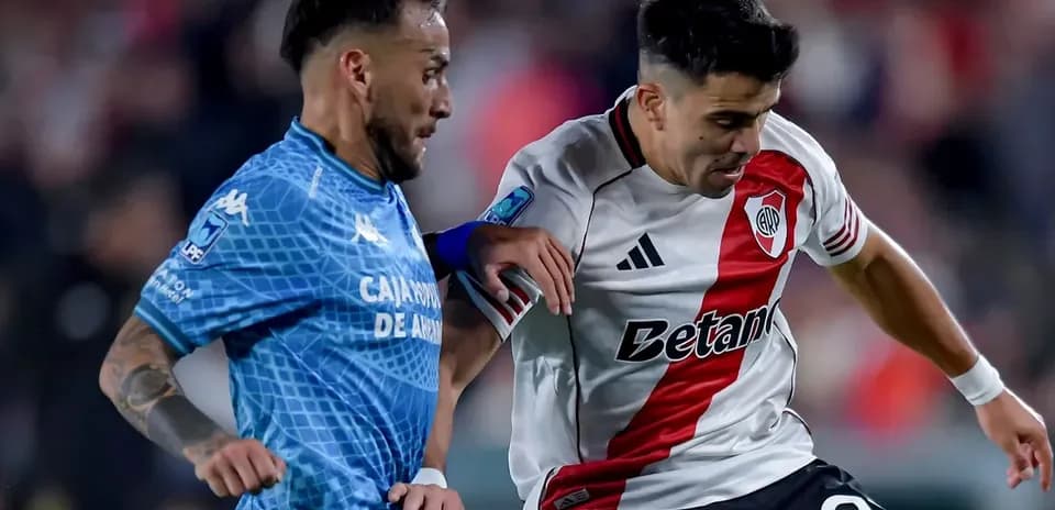 Dos jugadores compitiendo por el balón en el partido