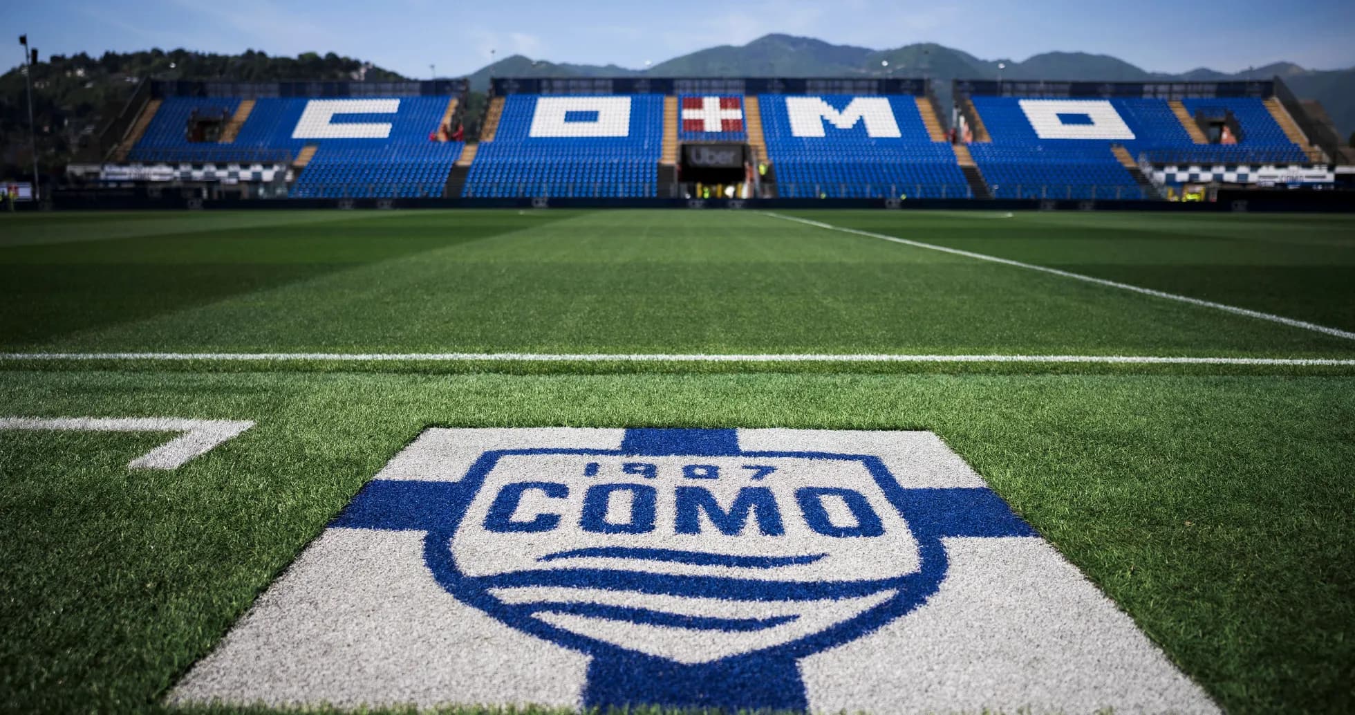Campo de fútbol del club Como con logo visible
