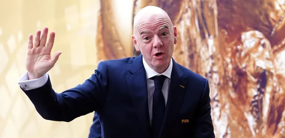 Presidente de FIFA gesticulando en evento