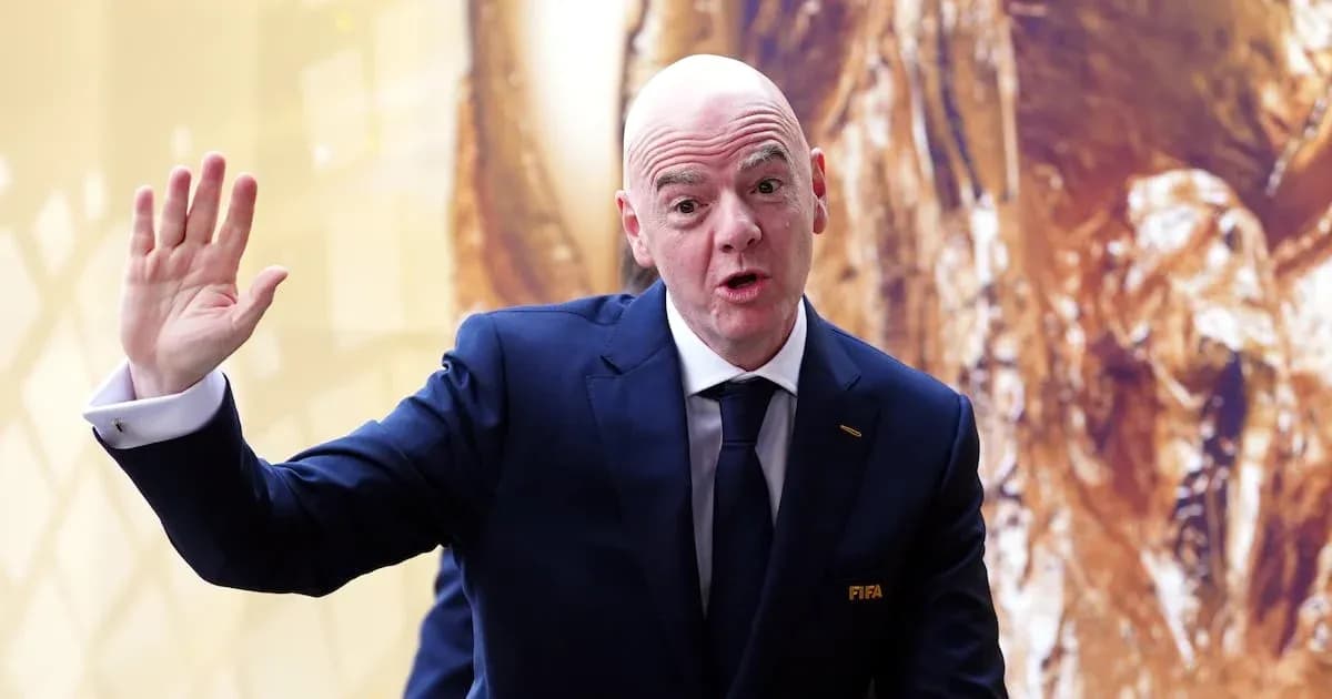 Presidente de FIFA gesticulando en evento