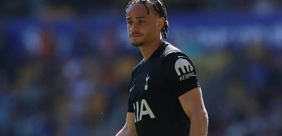 Jugador de Tottenham en el campo durante el partido