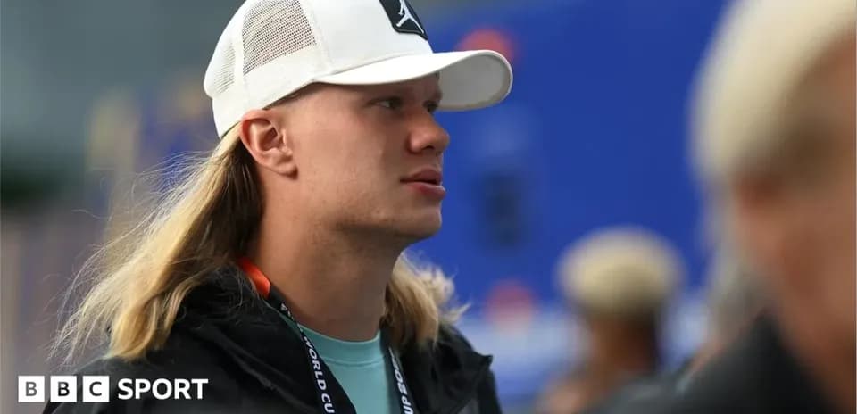 Jugador con gorra blanca en evento deportivo