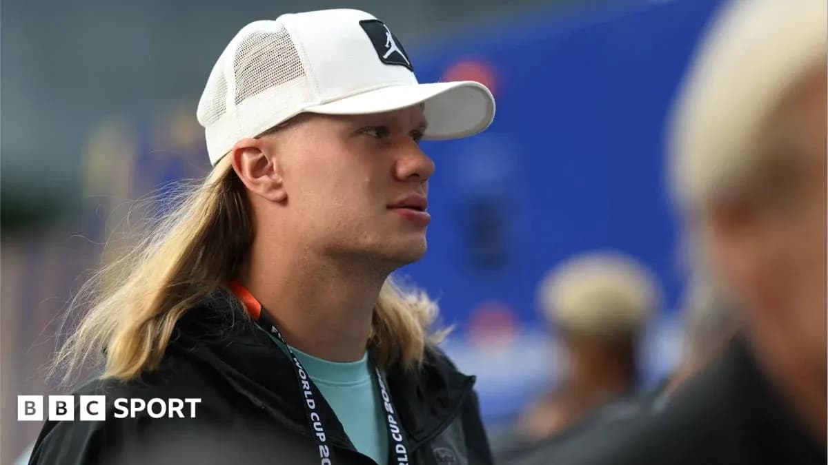 Jugador con gorra blanca en evento deportivo