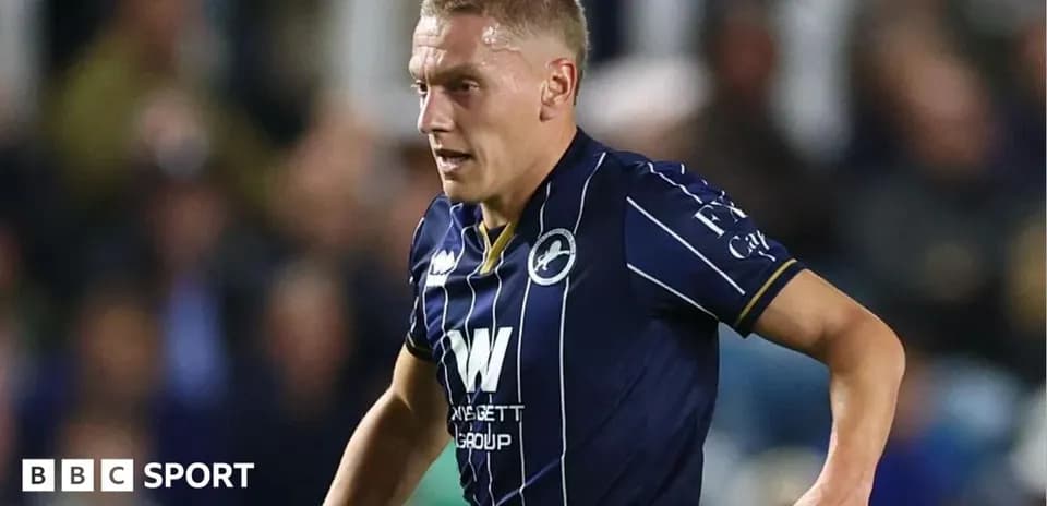 Jugador corriendo con camiseta de Millwall durante partido