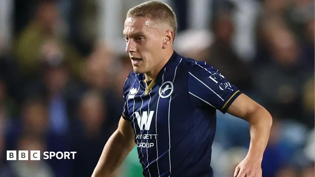 Jugador corriendo con camiseta de Millwall durante partido