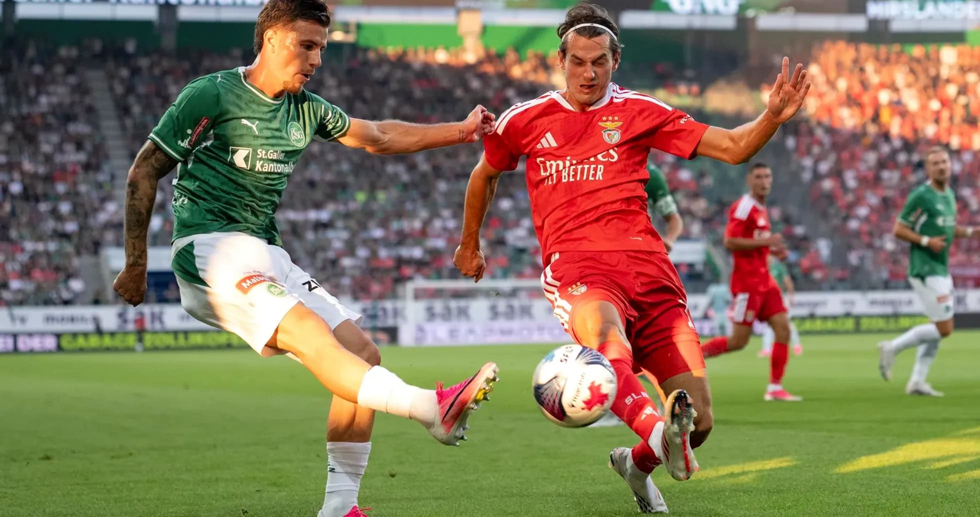 Benfica y FC St. Gallen en acción