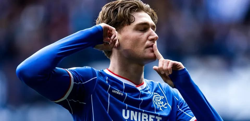 Jugador de fútbol haciendo gesto de silencio