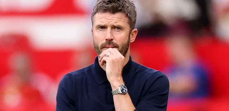Entrenador observando el juego desde la banda