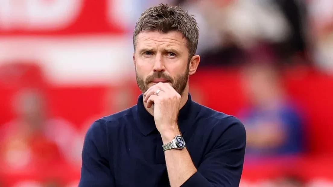 Entrenador observando el juego desde la banda