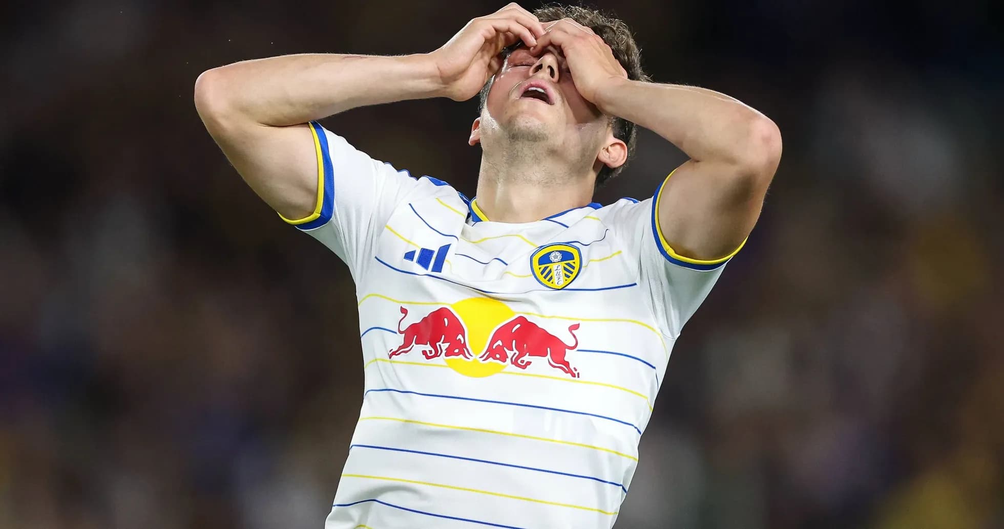 Jugador de Leeds United con manos en la cabeza