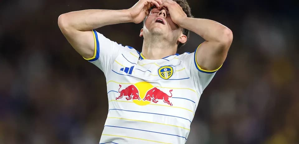 Jugador de Leeds United con manos en la cabeza