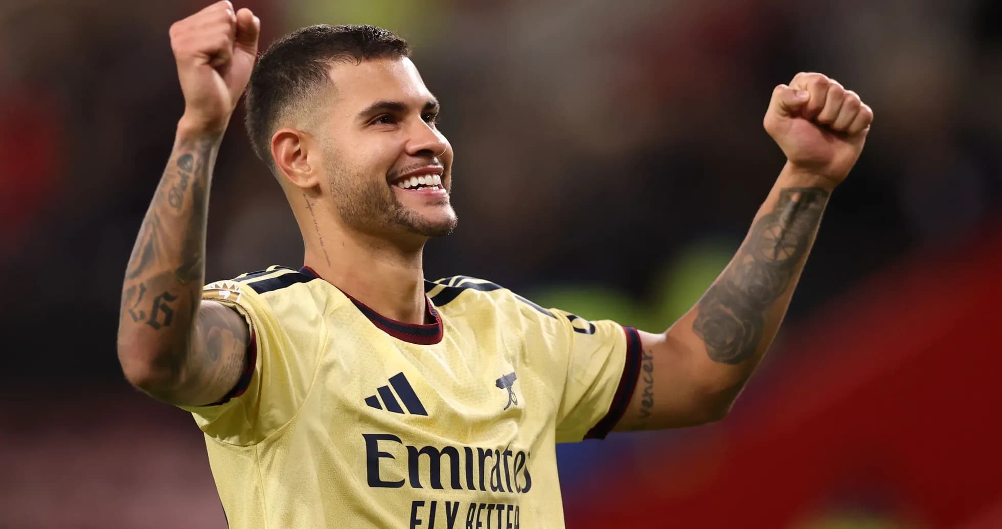 Jugador de Arsenal celebrando con los puños levantados
