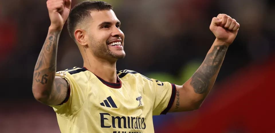 Jugador de Arsenal celebrando con los puños levantados
