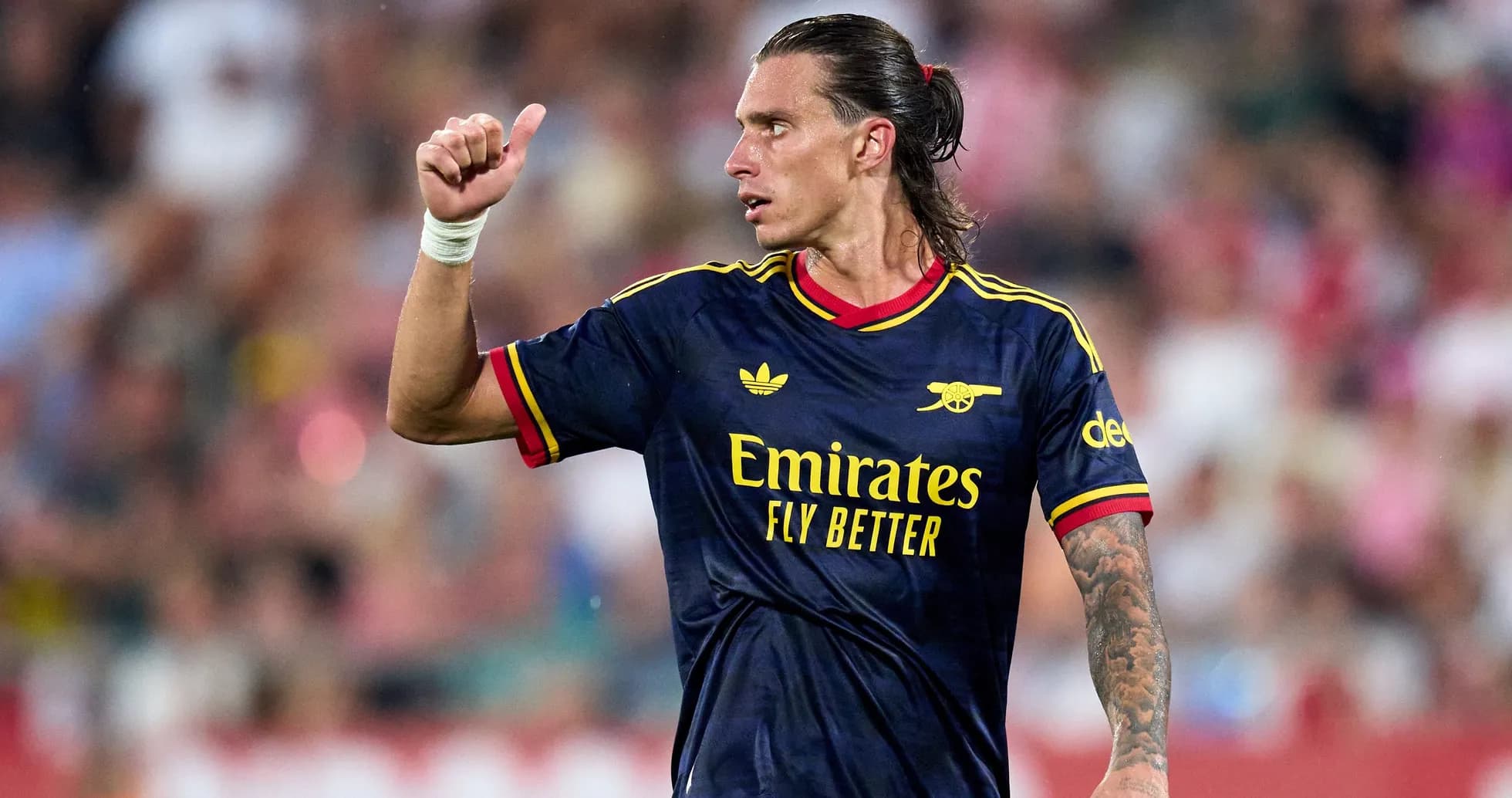 Jugador de Arsenal señalando con el pulgar arriba