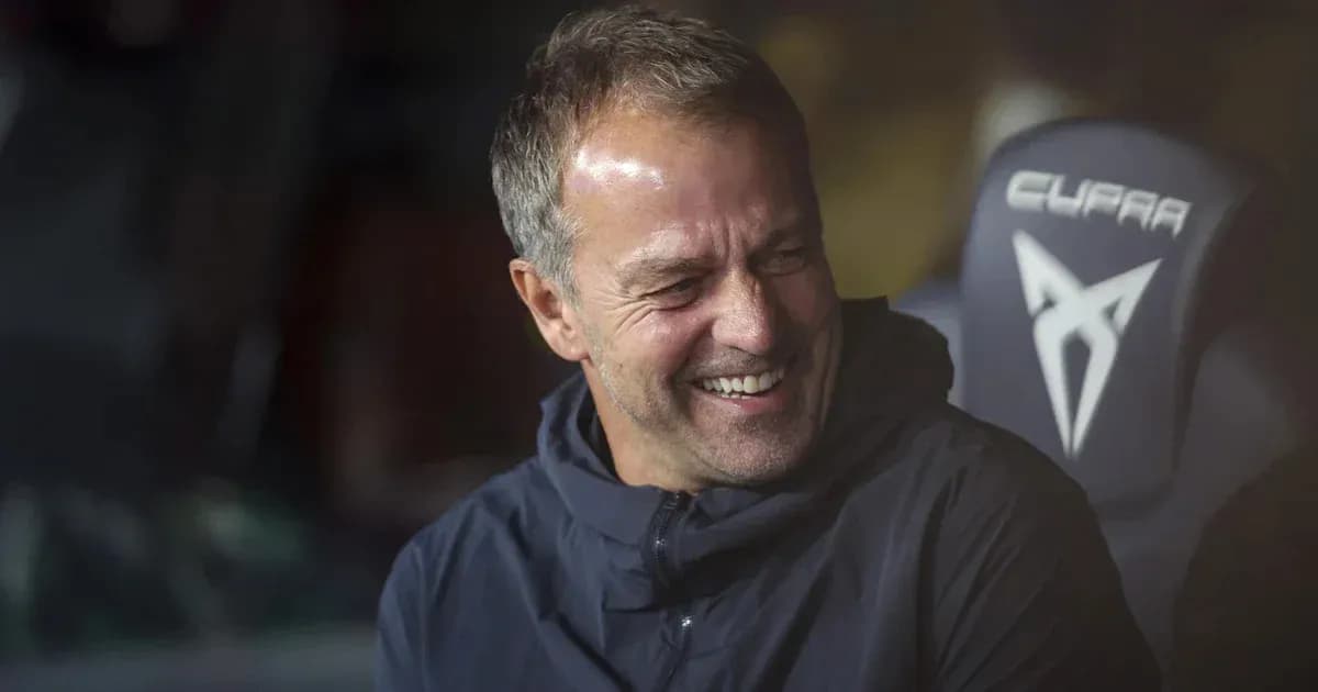Entrenador sonriendo en el banquillo del estadio