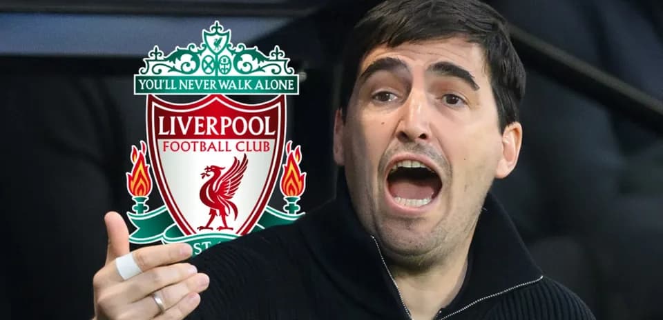 Entrenador señalando durante un partido de Liverpool