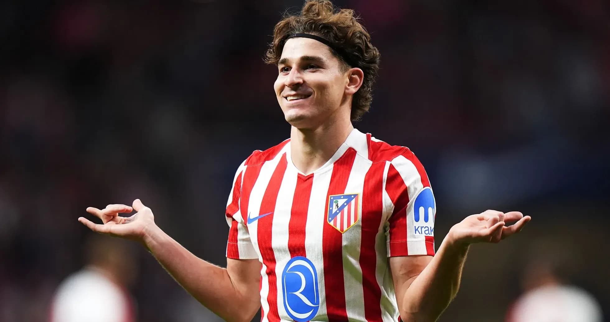 Jugador de Atlético de Madrid con camiseta de rayas