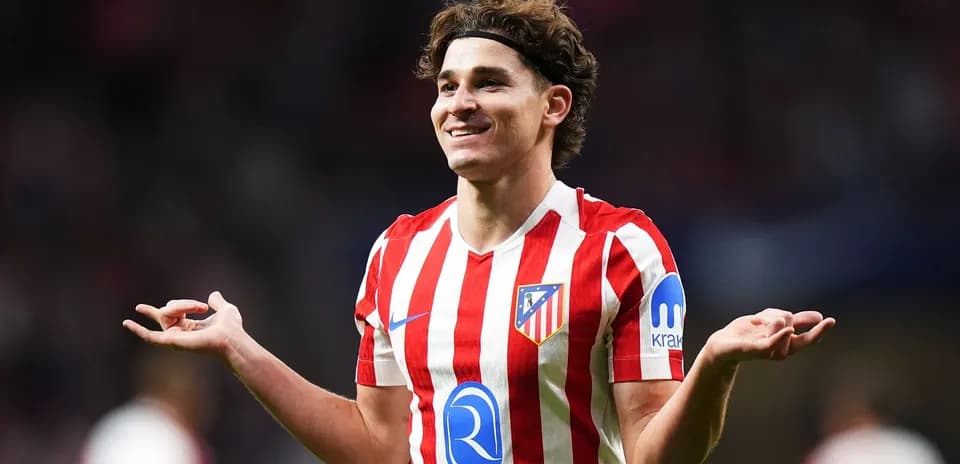 Jugador de Atlético de Madrid con camiseta de rayas
