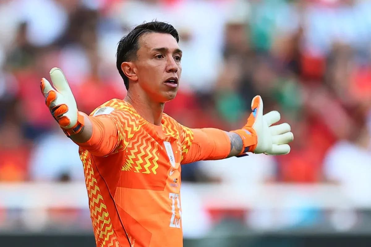 Portero dirigiendo a su equipo durante el partido