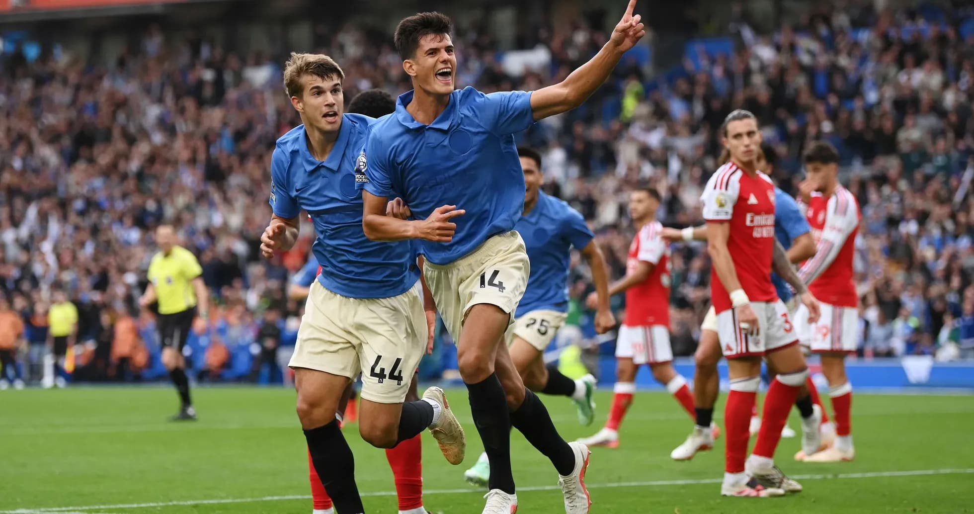 Jugadores de Brighton celebrando un gol