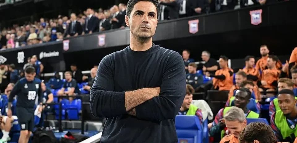Entrenador observando el partido desde la banca