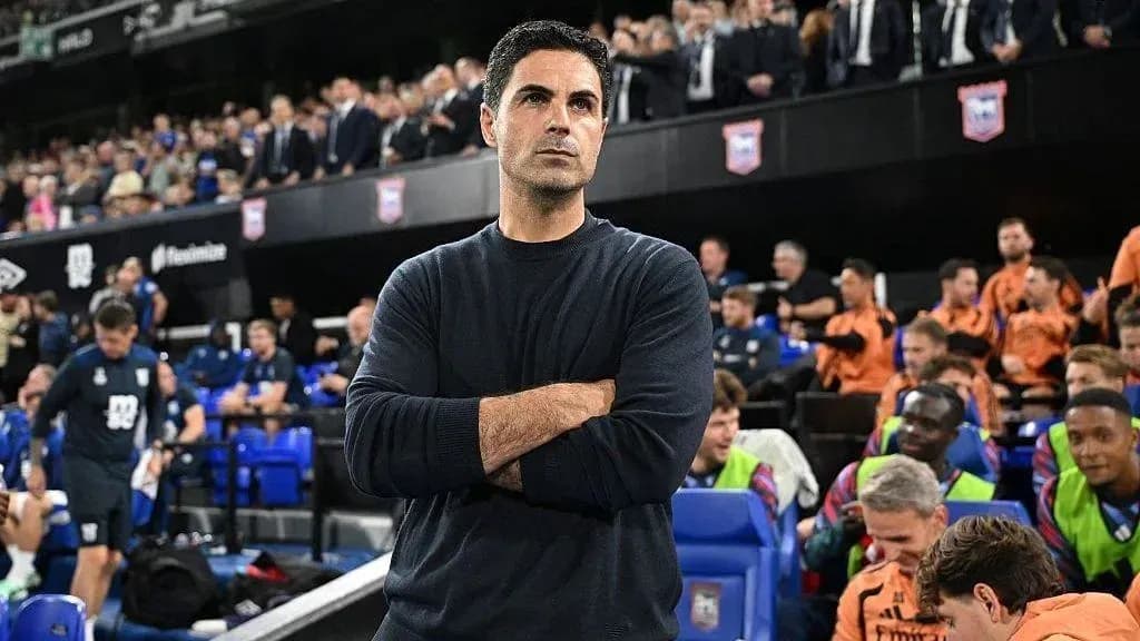 Entrenador observando el partido desde la banca Entrenador observando el partido desde la banca