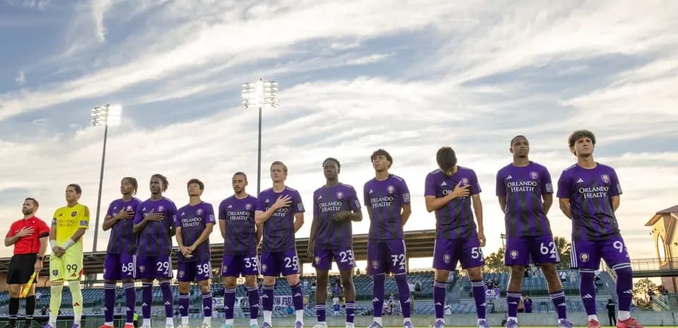 Jugadores de Orlando City II en formación