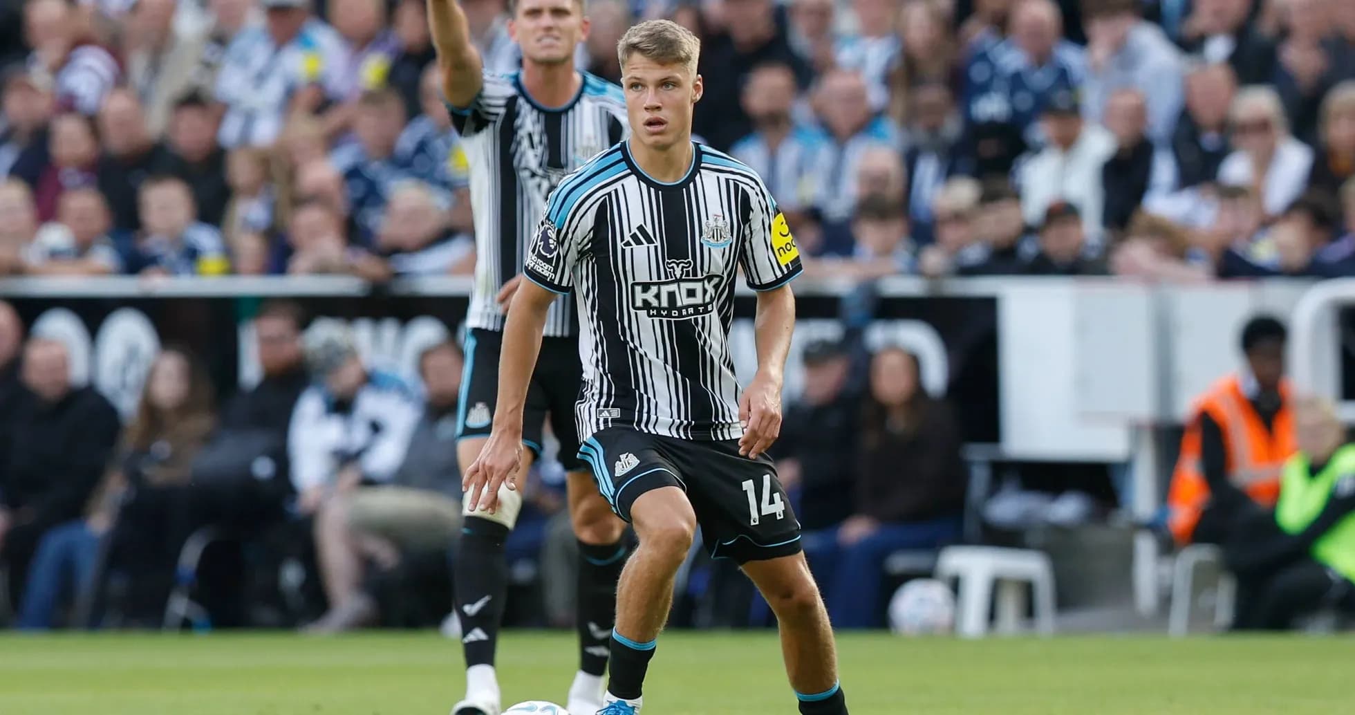 Jugador de Newcastle United controlando el balón en el campo