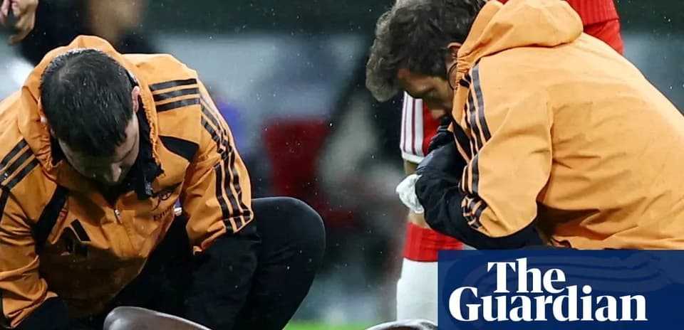 Dos médicos atendiendo a un jugador en el campo