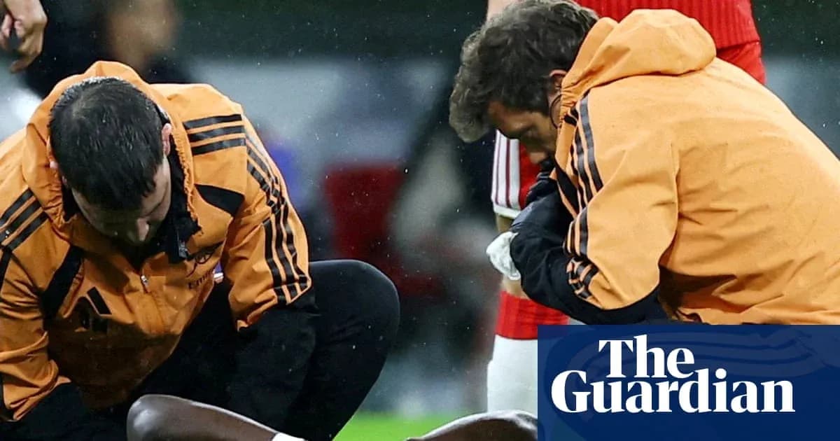 Dos médicos atendiendo a un jugador en el campo