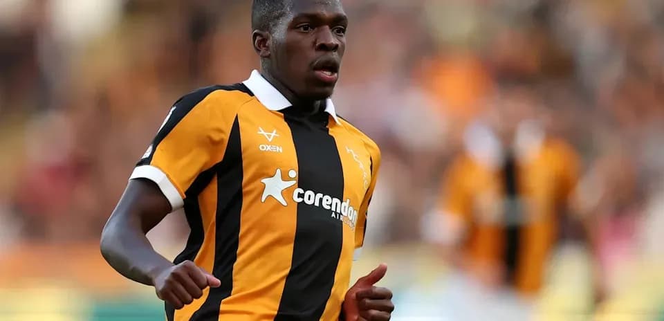 Jugador corriendo en camiseta a rayas negras y amarillas