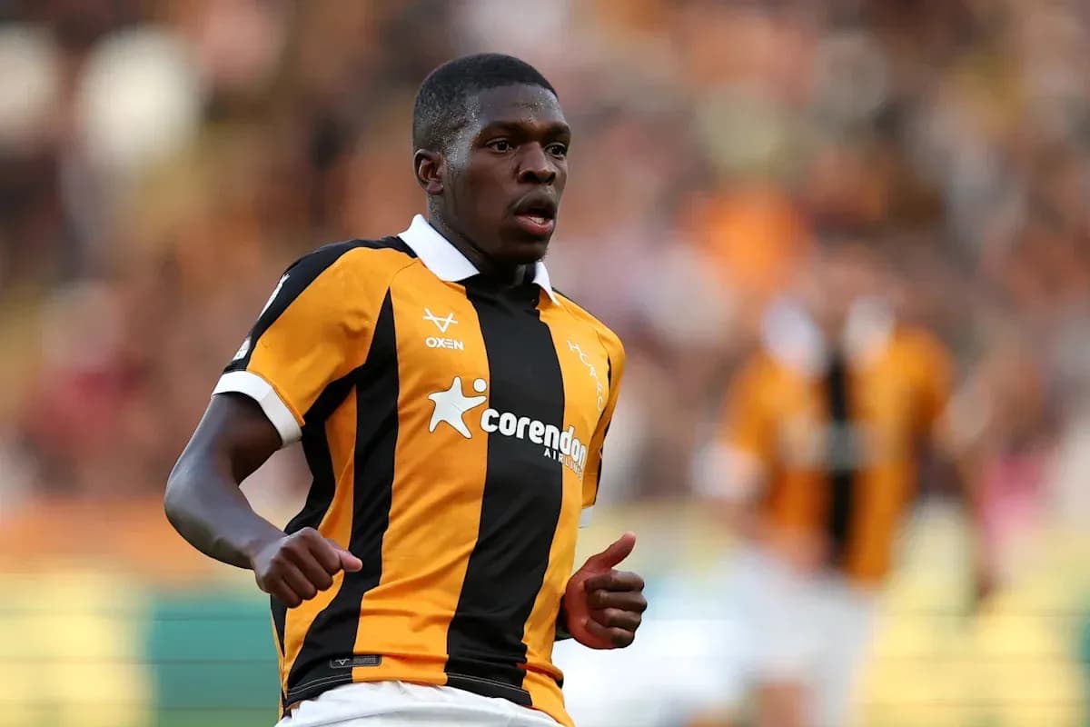 Jugador corriendo en camiseta a rayas negras y amarillas