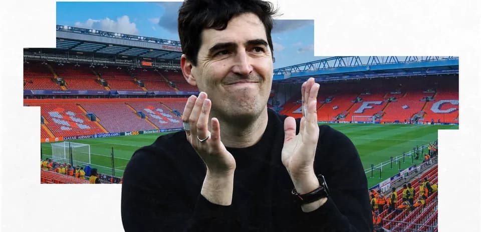 Entrenador aplaudiendo en Anfield tras el partido