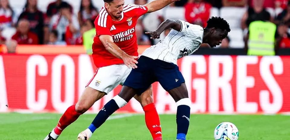 Jugador de Benfica disputa el balón